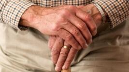 senior hands-981400 1280
